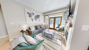 Een televisie en een open haard