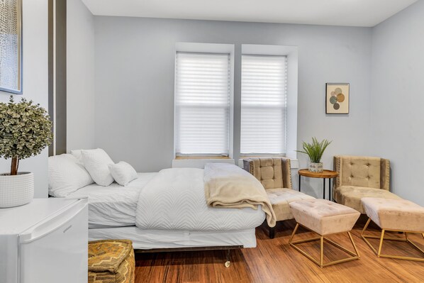 Design Apartment | 2 bedrooms, premium bedding, memory foam beds, desk - Brewerytown Balcony Retreat 2BR Haven (Philadelphia)