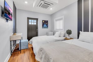 Design Apartment | 2 bedrooms, premium bedding, memory foam beds, desk - Brewerytown Balcony Retreat 2BR Haven (Philadelphia)