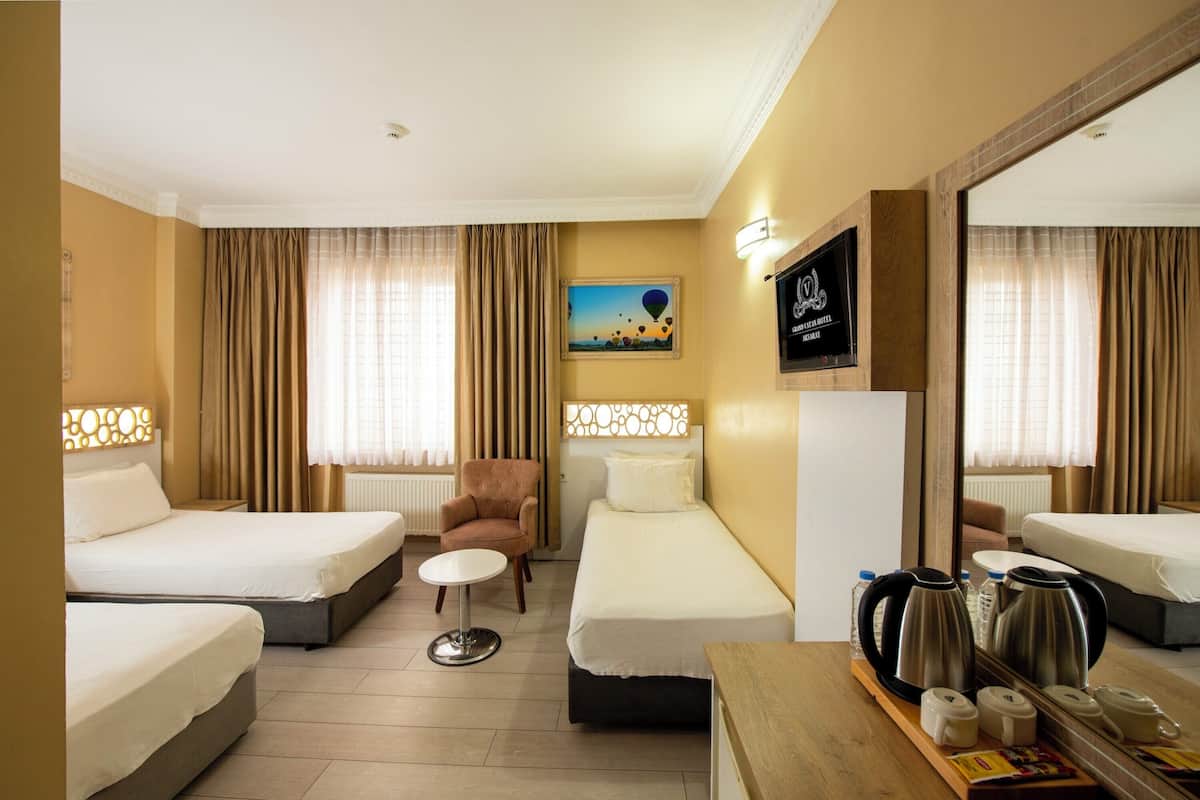 Habitación triple estándar | Ropa de cama de alta calidad y minibar