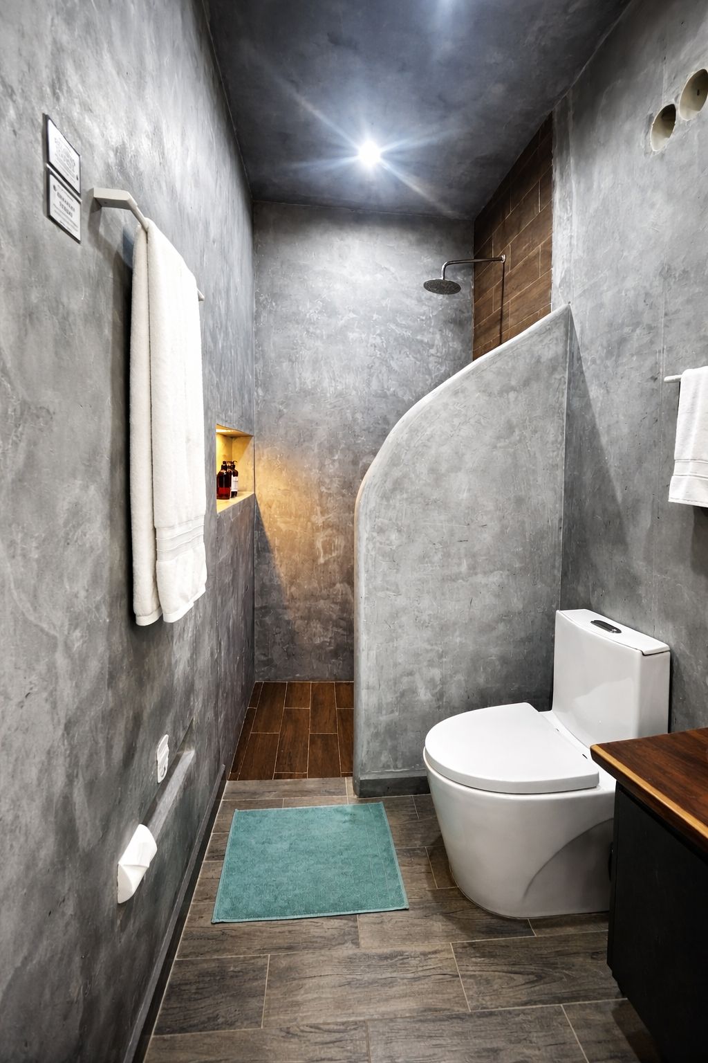 Un bagno moderno con doccia, WC e porta asciugamani.