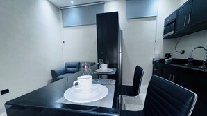 Une cuisine moderne avec un coin repas.