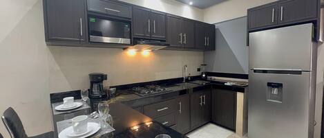 غرفة عائلية رباعية - سريران كبيران | مطبخ خاص | مصافٍ للقهوة/للشاي (قابلة للاستعمال مجددًا)