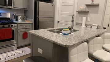 Réfrigérateur, micro-ondes, four, plaque de cuisson