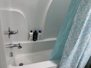 Haartrockner, Handtücher, Seife, Shampoo