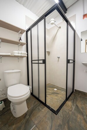 Shower, towels, soap, shampoo - Coliving Tonchala (Medellín)