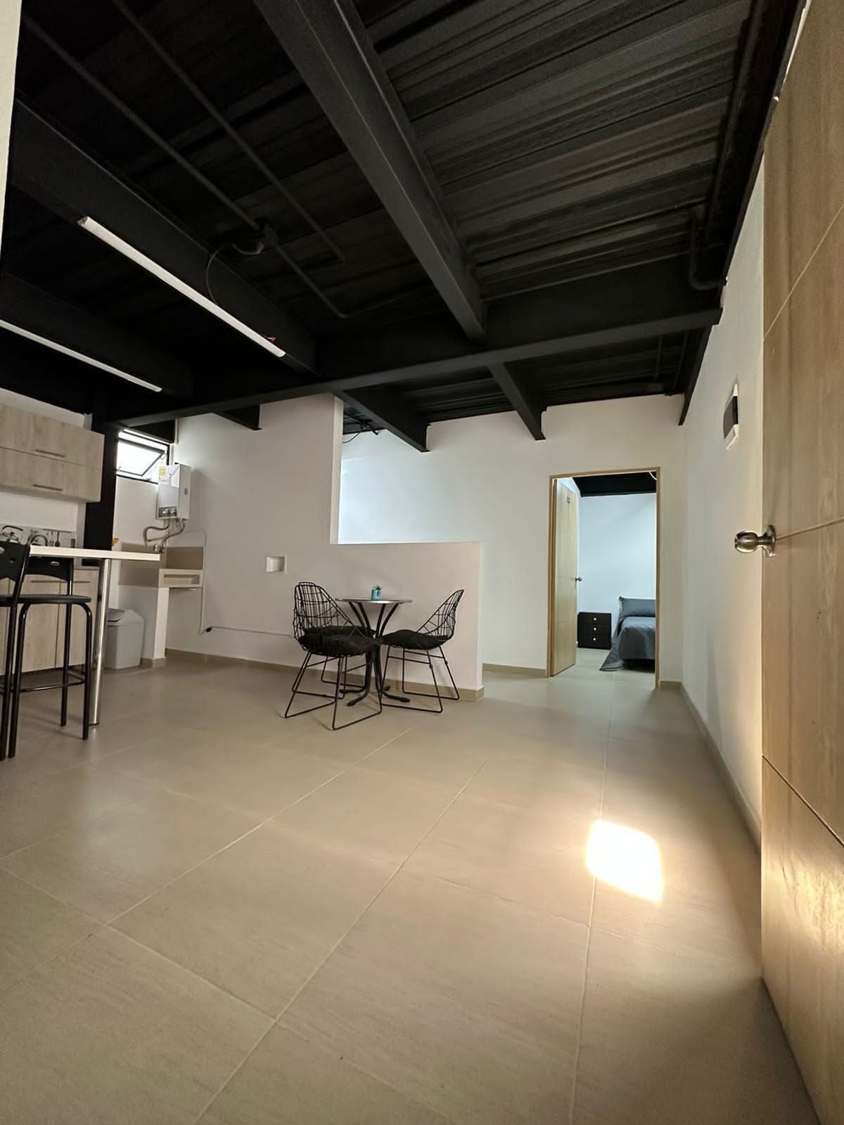 Een minikoelkast, een microgolfoven, een kookplaat, een vaatwasser