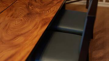 Una mesa de madera con un banco oscuro.