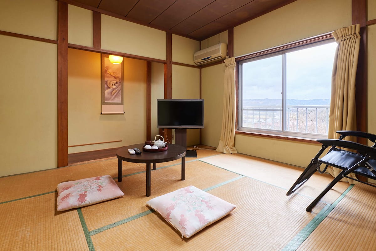 Traditional Quadruple Room, Smoking, Shared Bathroom | 1 bedroom, desk, free WiFi