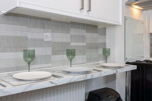 Kylskåp, mikrovågsugn, ugn och spishäll