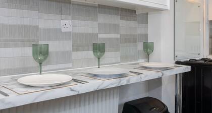 Charming 4-Bed Guest House in Salford