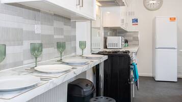 Een koelkast, een magnetron, een oven, een kookplaat