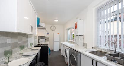 Charming 4-Bed Guest House in Salford