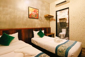 Superior Twin Room | Desk, free WiFi, bed sheets - Anggun Hotel (Bota)
