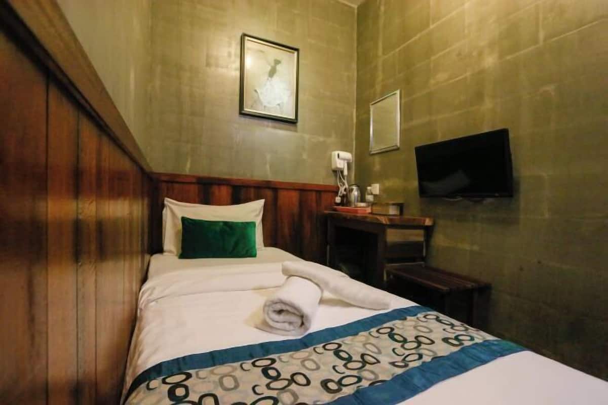 Desk, WiFi (free), bed sheets