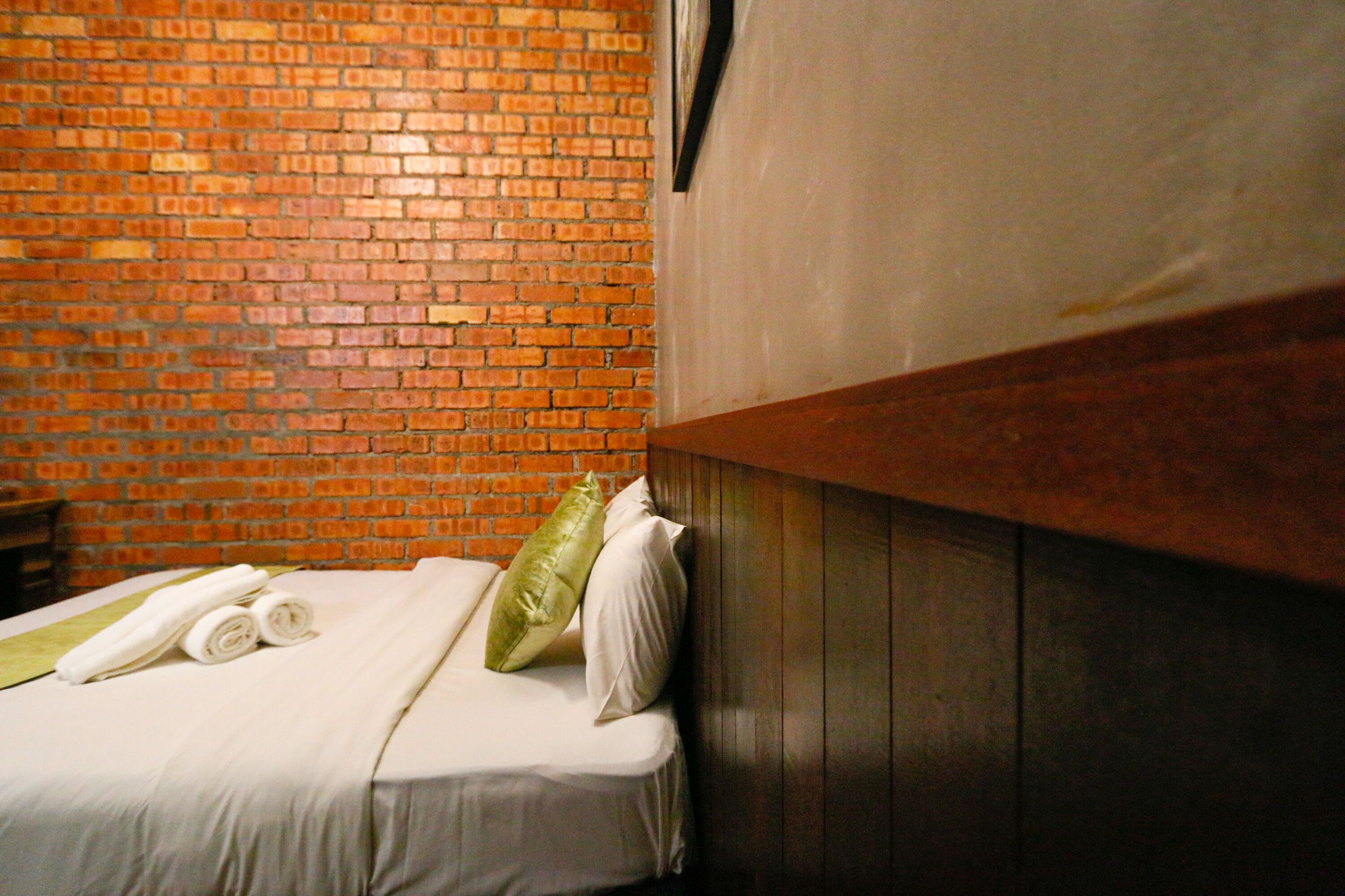 Desk, free WiFi, bed sheets