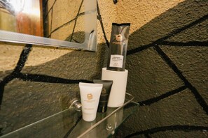 Chambre Simple Supérieure | Salle de bain | Douche, sÚche-cheveux, bidet, serviettes fournies