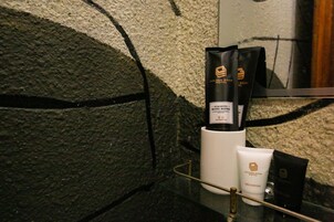 Escritorio, wifi gratis y ropa de cama 