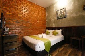 Superior Double Room | Desk, free WiFi, bed sheets - Anggun Hotel (Bota)