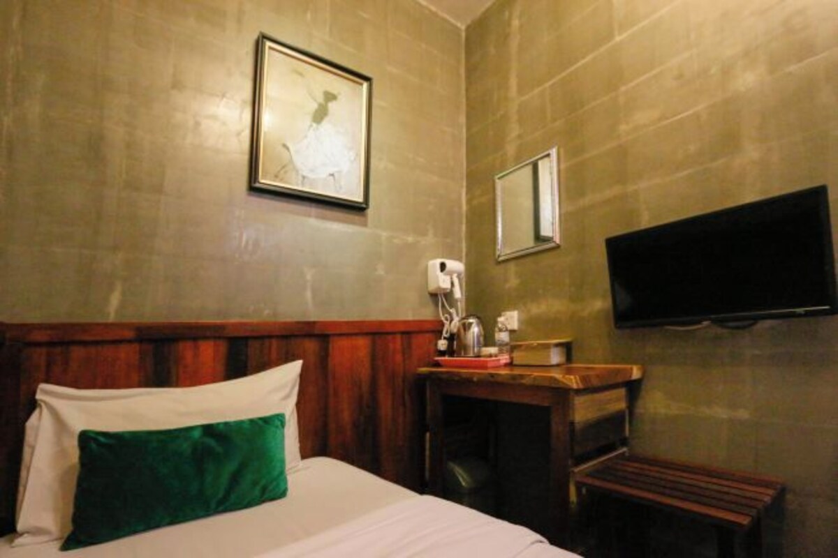 Desk, free WiFi, bed sheets