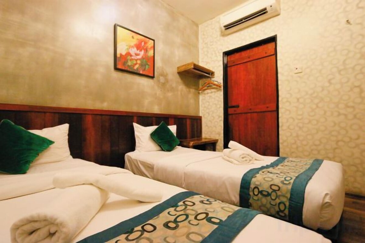 Desk, WiFi (free), bed sheets
