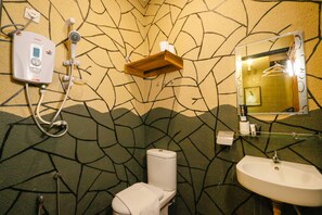 Superior Single Room | Bathroom | Shower, hair dryer, bidet, towels - Anggun Hotel (Bota)
