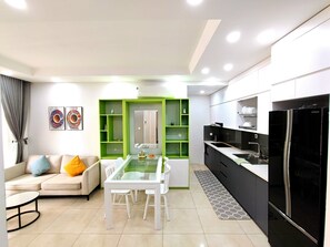 Luxury-Apartment, 2 Schlafzimmer | Zimmersafe, Schreibtisch, Verdunkelungsvorhänge, schallisolierte Zimmer