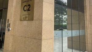 A building entrance with a sign for "Sân Cần Họ C2 Apartment Lobby". - Vinhomes Dcapital Managed by Anstay Residence (Hanoi)