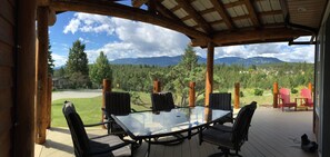 Outdoor dining - LAKE VIEW Mountain house w/ HOT TUB
 (Invermere)