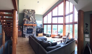 Smart TV, fireplace - LAKE VIEW Mountain house w/ HOT TUB
 (Invermere)