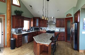 Fridge, microwave, oven, stovetop - LAKE VIEW Mountain house w/ HOT TUB
 (Invermere)