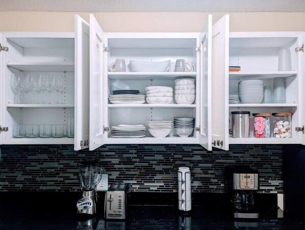 冷蔵庫、電子レンジ、オーブン、コンロ