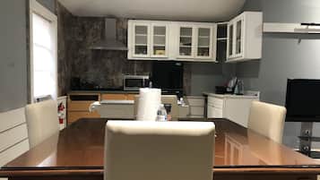 Kühlschrank, Mikrowelle, Wasserkocher mit Kaffee-/Teezubehör, Toaster