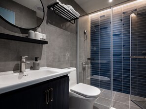 Gratis toiletartikelen, een haardroger, pantoffels, handdoeken