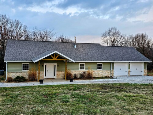 Route 66 Turnback Creek Hunting Lodge. Secluded acreage, handicap accessible. 