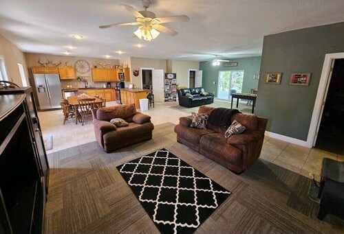 Route 66 Turnback Creek Hunting Lodge. Secluded acreage, handicap accessible. 