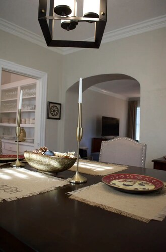   Cozy family home in midtown, minutes from downtown Memphis, & Rhodes college 