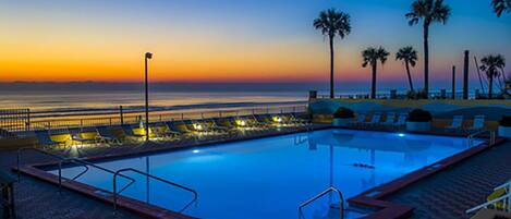 Una piscina al aire libre, una piscina climatizada