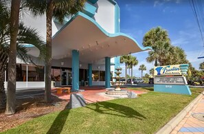 Exterior - Prime Location✹Beachfront✹Luxury Studio✹Ocean View Balcony✹Pool✹Hottub✹Tiki Bar (Daytona Beach)