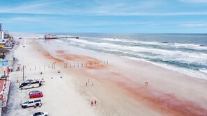 Plage, chaises longues, serviettes de plage