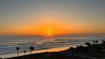 En la playa, camastros y toallas de playa