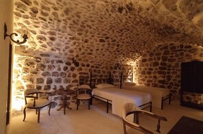 家庭四人房 | 客房内保险箱、特色家居、办公桌、遮光窗帘