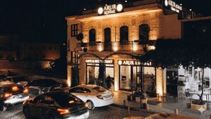 A building with a cafe and restaurant named 'ARUR KONAK' at night. - ARUR KONAGI (Mardin)