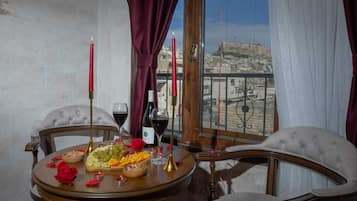 Suite Room with Jacuzzi | In-room safe, individually furnished, desk, blackout curtains