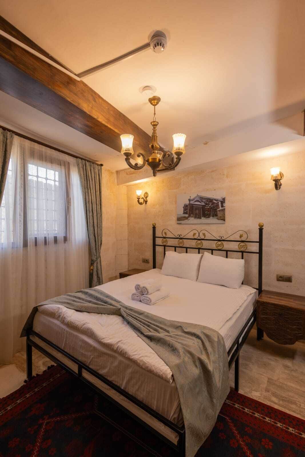 Standaard kamer | Een kluis op de kamer, individueel gemeubileerd, een bureau