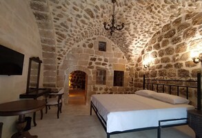 Caja de seguridad en la habitación, muebles diferentes y escritorio 