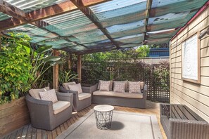 Terrace/patio - Birdsong Cottage - Your Central Haven in Nelson (Nelson)