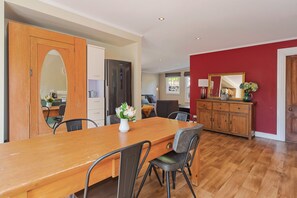 Dining - Birdsong Cottage - Your Central Haven in Nelson (Nelson)