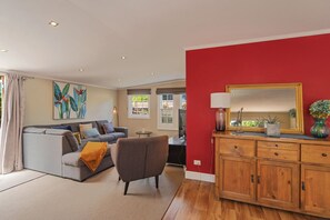 TV - Birdsong Cottage - Your Central Haven in Nelson (Nelson)