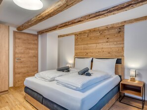 5 bedrooms, iron/ironing board, Internet